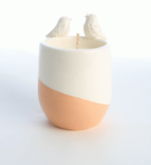 Bougie Duetto beige rosé avec deux deux moineaux qui chantent. Ciré végétale de soja.