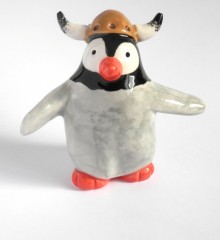 Figurine pingouin casque de viking normand