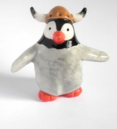 Figurine pingouin casque de viking normand