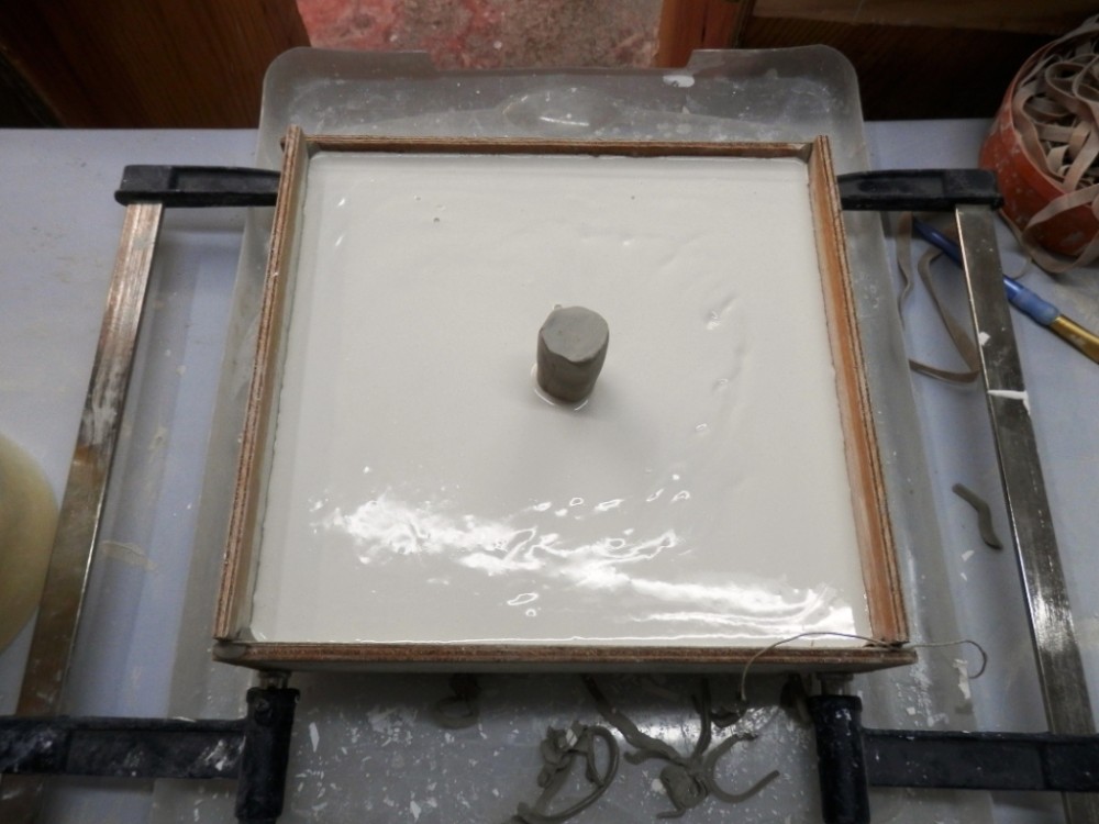 Réalisation du moule de l'assiette avec du plâtre.