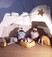 crèche de noël sur la banquise - crèche originale mignonne et rigolote - santons faïence artisanale - made in france3