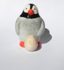 Figurine pingouin qui couve son œuf en faïence - poterie