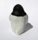 Figurine pingouin qui couve son œuf en faïence - poterie