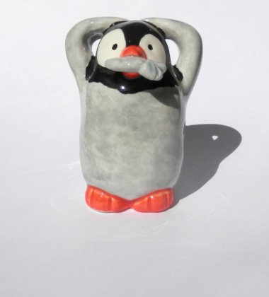 Figurine pingouin qui mange un poisson en faïence - poterie