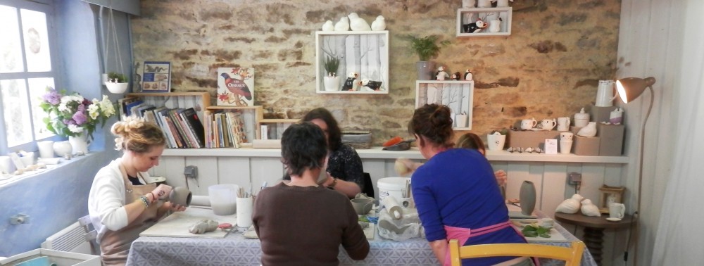 Atelier de céramique Moineaux & Co à Quimper. Cours et stages adulte et enfant toute l'année. Poterie, céramique, modelage, faïence, sculpture.