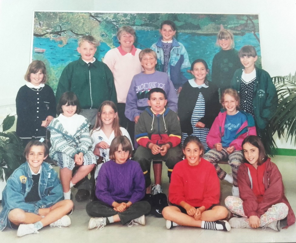 Voici une photo de groupe  du cours de poterie au Centre Culturel de Fouesnant. Vous me reconnaissez ? Je suis assise, la deuxième à gauche. Je dois avoir une dizaine d'années je pense.... Merci à Monique Roque, notre enseignante, de m'avoir donné la passion pour ce beau métier !