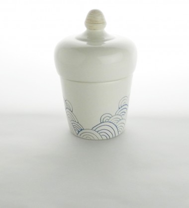 Boîte d'inspiration japonaise à décor de vagues seigaiha.