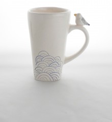 Grand mug avec un petit goéland sur l'anse. Motif seigaiha d'inspiration japonaise représentant la mer. Céramique artisanale Made in Quimper.