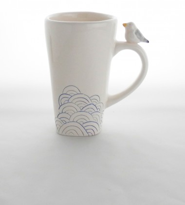 Grand mug avec un petit goéland sur l'anse. Motif seigaiha d'inspiration japonaise représentant la mer. Céramique artisanale Made in Quimper.