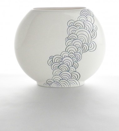 Vase plat à décor de vagues japonisantes seigaiha. Poterie artisanale réalisée dans mon atelier de céramique à Quimper en Bretagne.