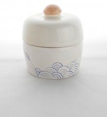 Boîte d'inspiration japonaise à décor de vagues seigaiha.