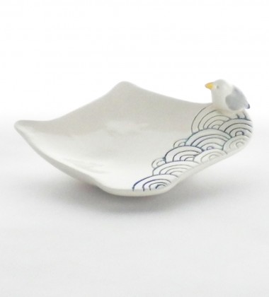 Repose sachet de thé en forme de théière avec un petit goéland sur le rebord. Motif seigaiha d'inspiration japonaise représentant la mer. Céramique artisanale Made in Quimper.