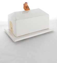 Beurrier de format rectangulaire pour les plaquettes de beurre 500g. Évocation d'un hangar de ferme avec une petite poule qui chante de bon matin. Fabrication artisanale française.