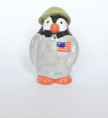 figurine-pingouin-soldat-américain-2e-guerre-mondiale-39-45-libération-normandie-moineaux-and-co-faïence-quimper