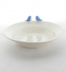 Cadeau de naissance. Assiette pour bébé en faïence avec des oiseaux bleus.