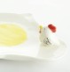 Repose sachet de thé en forme de théière avec une petite poule sur le rebord. Céramique artisanale made in Quimper.