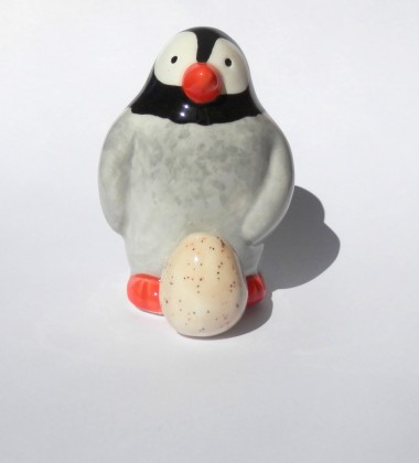 Figurine pingouin qui couve son œuf en faïence - poterie