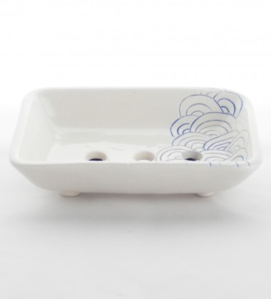 Porte-savon format rectangle. Décor gravé de vagues d'inspiration japonaise.