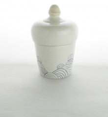 Boîte d'inspiration japonaise à décor de vagues seigaiha.