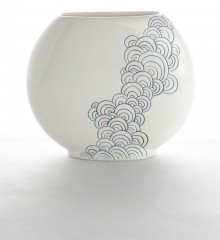 Vase plat à décor de vagues japonisantes seigaiha. Poterie artisanale réalisée dans mon atelier de céramique à Quimper en Bretagne.