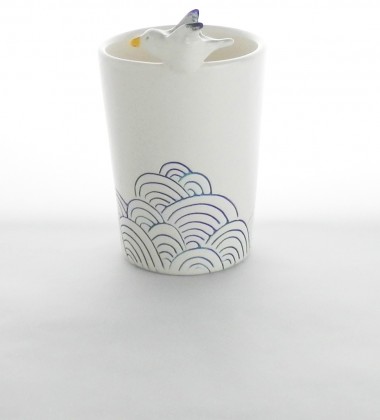 Verre à brosses à dents en poterie émaillée. Un goéland vole au dessus de la mer. Céramique artisanale réalisée dans mon atelier de Quimper.