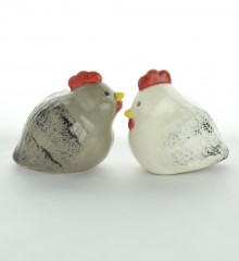 Salière et poivrier couple de poules en faïence émaillée. Céramique artisanale à Quimper.