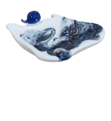 Repose-sachet de thé baleine à décor de vagues en céramique. Fabrication artisanale moineaux & co quimper.