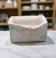 Fabrication d'un porte-savon en faïence - décor marbré - Atelier de céramique Moineaux & Co à Quimper dans le Finistère
