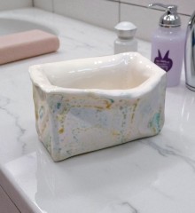 Fabrication d'un porte-savon en faïence - décor marbré - Atelier de céramique Moineaux & Co à Quimper en Bretagne