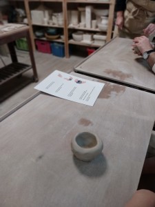 Modelage d'un bol au pincé à l'aide d'un FALC (Facile à Lire et à Comprendre)