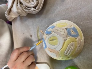 Estampage d'un bol escargot dans un moule en plâtre - Mise en couleur