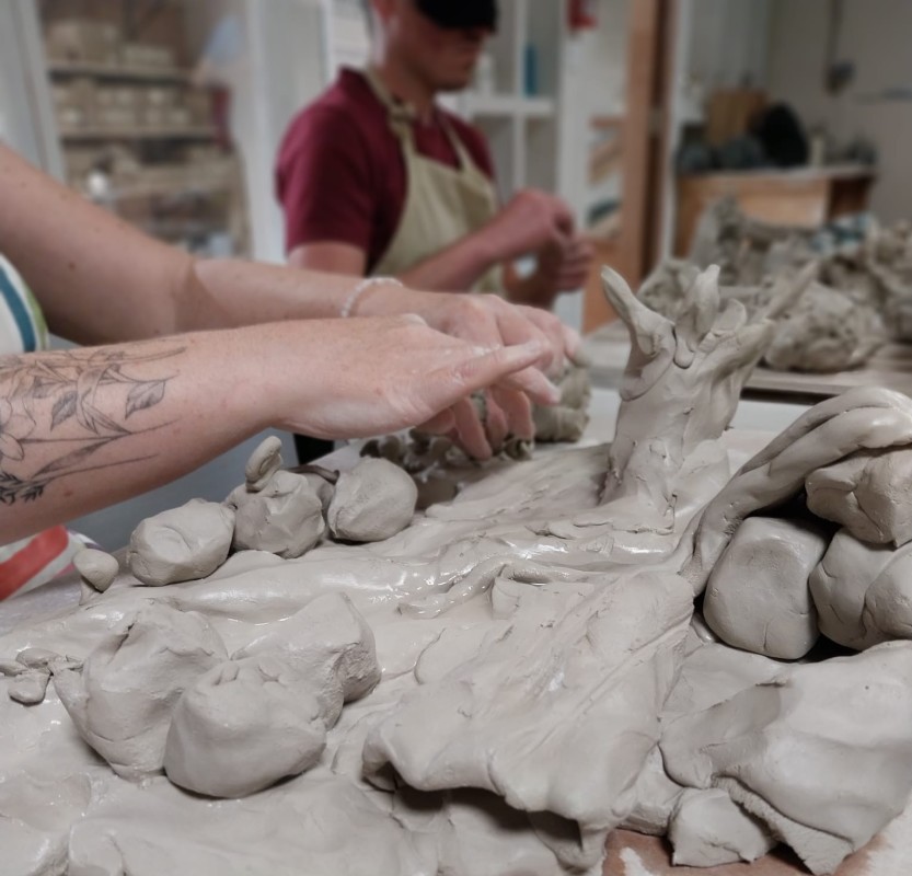 laisser les mains s'exprimer les yeux bandés