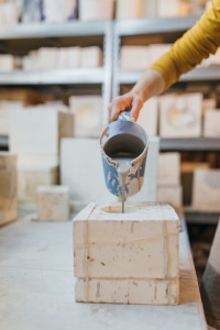 Édition de pièces en faïence sur mesure – Moulage et coulage de barbotine - atelier de céramique moineaux & co quimper bretagne